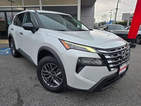 Used 2024 Nissan Rogue S AWD/4WD image 2