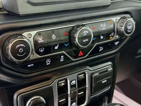 Used 2019 Jeep Wrangler Unlimited Sahara w/ Dual Top Group AWD/4WD image 15
