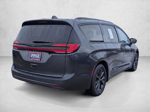 Used 2021 Chrysler Pacifica Touring w/ Uconnect Theater Family Group image 5