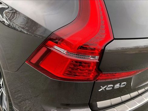 Used 2022 Volvo XC60 B5 Momentum w/ Climate Package image 23