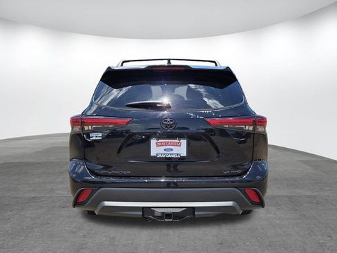 Used 2021 Toyota Highlander LE AWD/4WD image 5