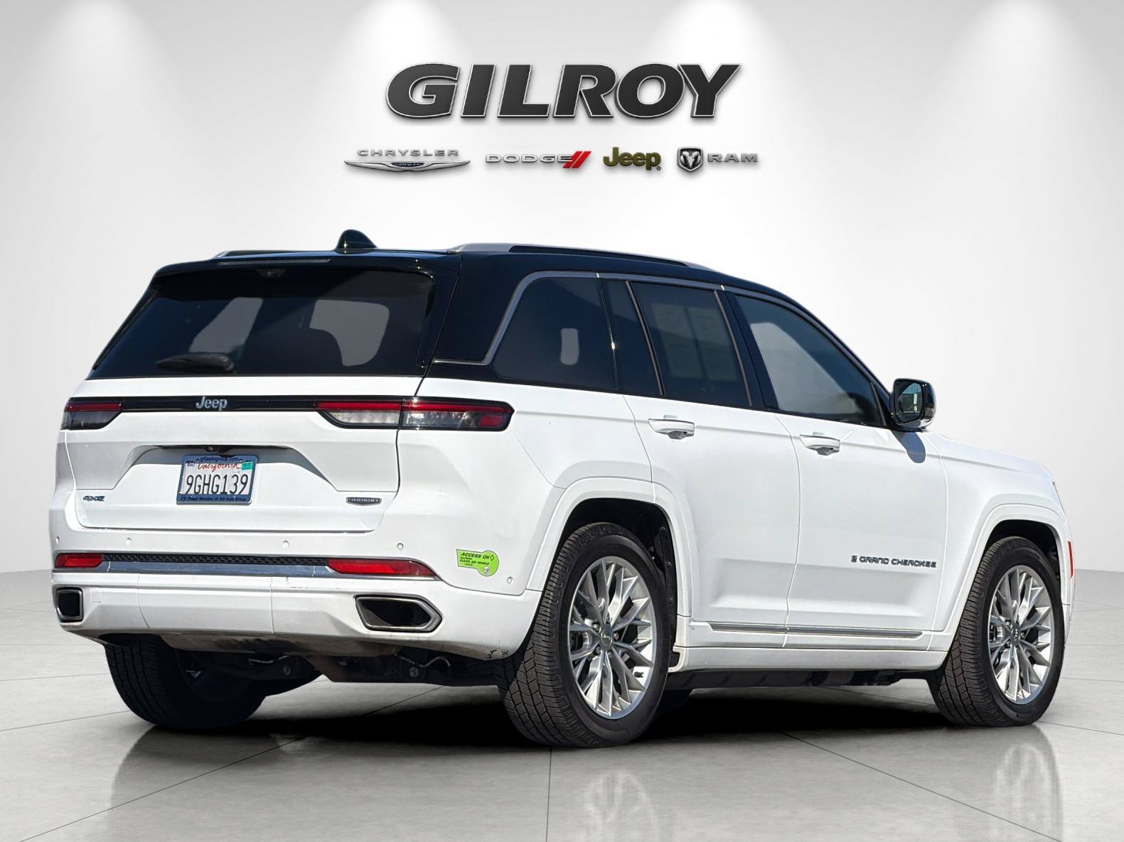 Used 2023 Jeep Grand Cherokee Summit w/ Advanced Protech Group IV AWD/4WD image 4