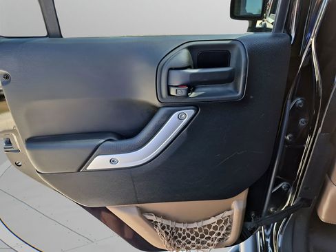 Used 2013 Jeep Wrangler Unlimited Rubicon w/ Connectivity Group image 17