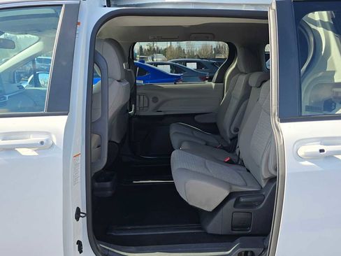 Used 2024 Toyota Sienna LE image 19