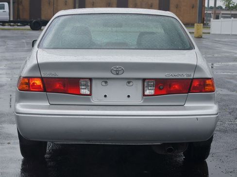 Used 2001 Toyota Camry XLE FWD image 3