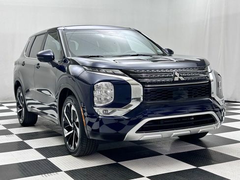 Used 2024 Mitsubishi Outlander SE image 2