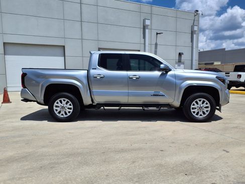 Certified 2025 Toyota Tacoma SR5 AWD/4WD image 4
