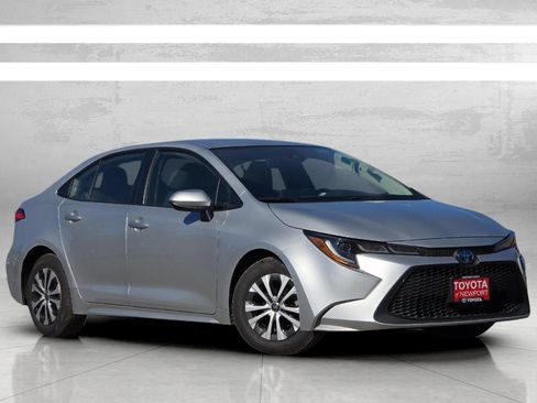 Used 2022 Toyota Corolla LE FWD image 2