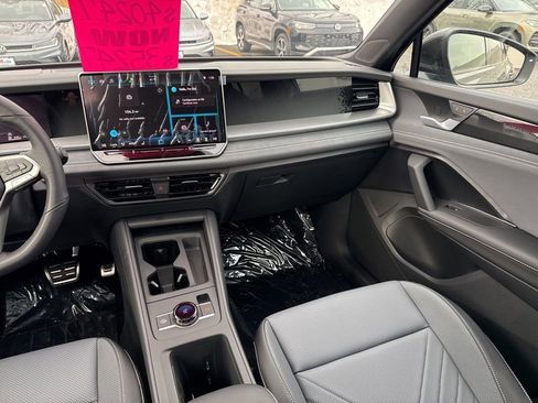 New 2025 Volkswagen Tiguan SE R-Line image 12