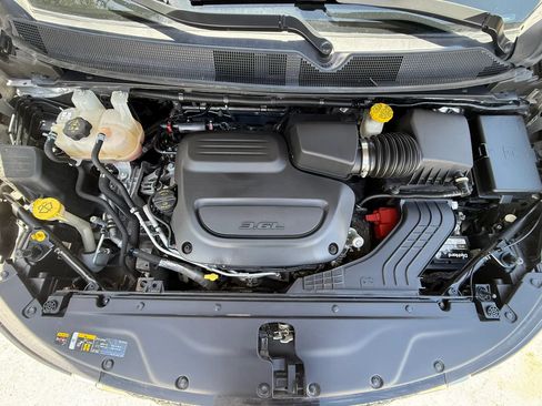 Used 2023 Chrysler Pacifica Touring-L FWD image 18