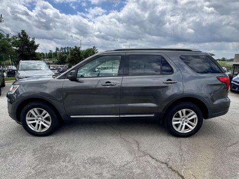 Used 2018 Ford Explorer XLT AWD/4WD image 2