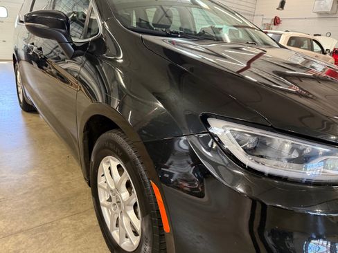 Certified 2023 Chrysler Pacifica Touring-L FWD image 3