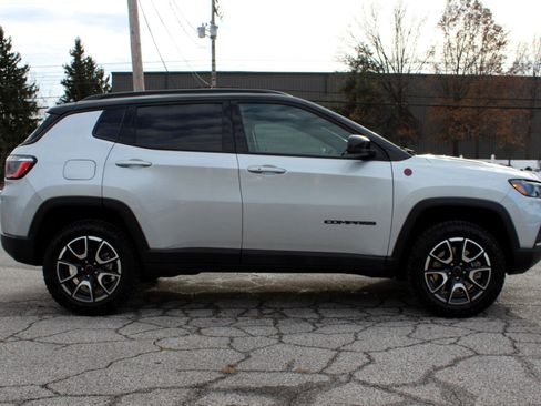 Used 2025 Jeep Compass Trailhawk image 6