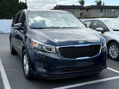 Used 2016 Kia Sedona LX w/ LX Convenience Package FWD image 2