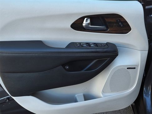 Used 2022 Chrysler Pacifica Limited image 10