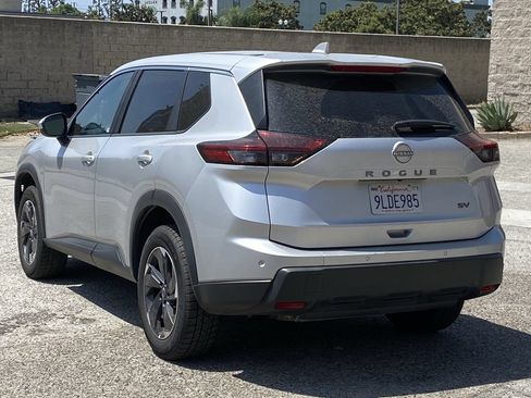 Used 2024 Nissan Rogue SV FWD image 4