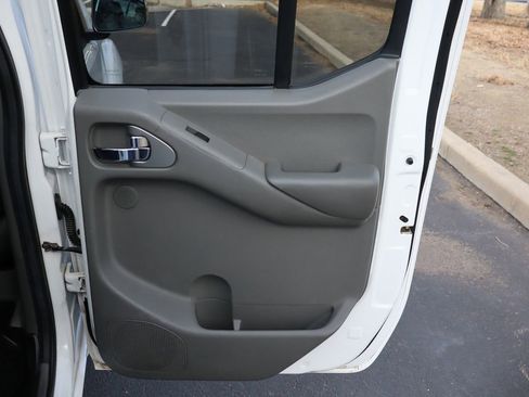 Used 2011 Nissan Frontier SL w/ Moonroof Pkg image 26