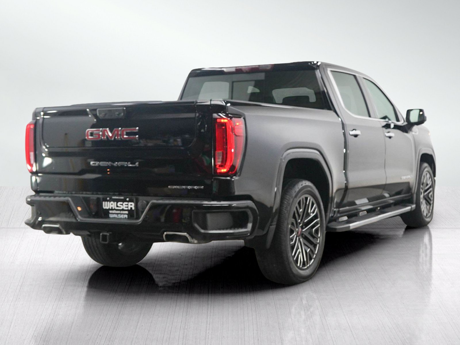Used 2023 GMC Sierra 1500 Denali w/ Technology Package AWD/4WD image 5