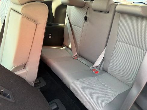 Used 2022 Toyota Highlander LE AWD/4WD image 17
