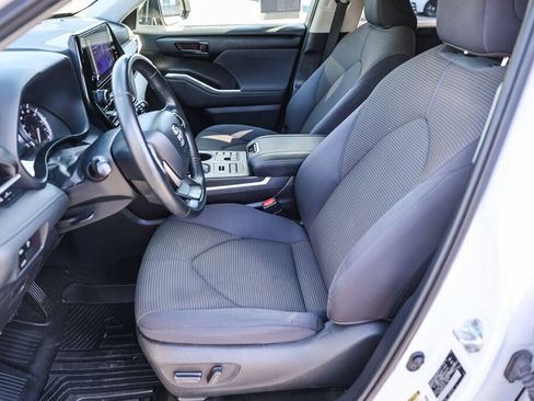 Used 2023 Toyota Highlander LE AWD/4WD image 9