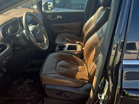 Used 2017 Chrysler Pacifica Limited FWD image 2