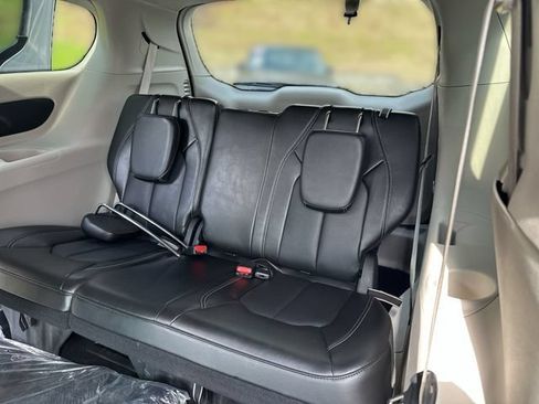 Used 2024 Chrysler Pacifica Touring-L FWD image 24