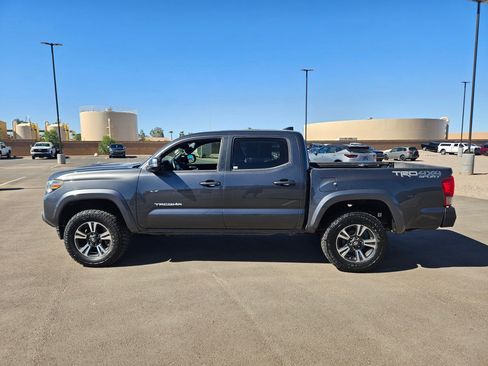 Used 2017 Toyota Tacoma TRD Sport w/ Tow Package (A/T) AWD/4WD image 2
