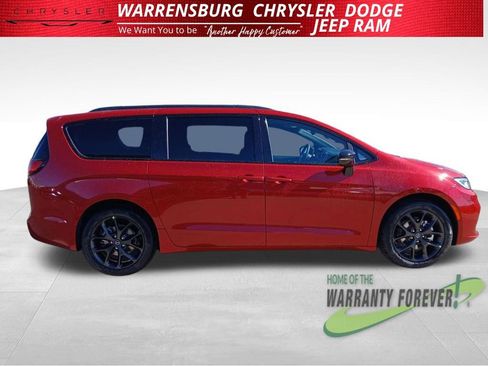 New 2026 Chrysler Pacifica Select image 2