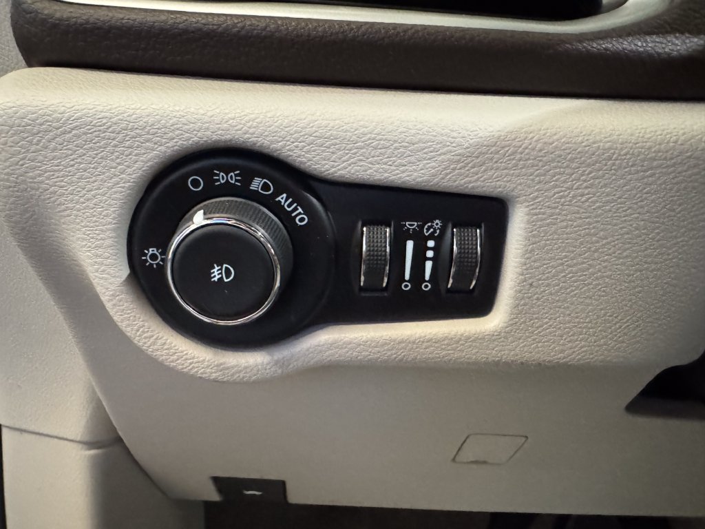 Used 2021 Chrysler Pacifica Touring-L FWD image 17