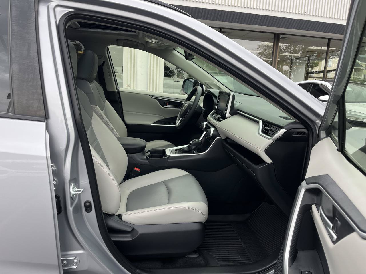 Used 2020 Toyota RAV4 XLE Premium AWD/4WD image 21