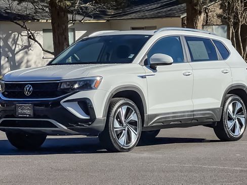 Used 2024 Volkswagen Taos SE image 9