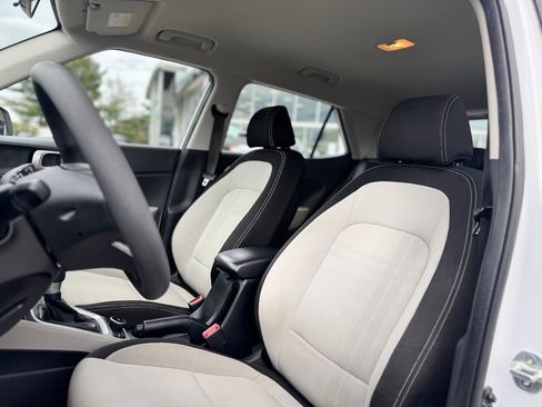 Used 2020 Hyundai Venue SEL FWD image 17