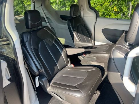 Used 2023 Chrysler Pacifica Touring-L FWD image 32