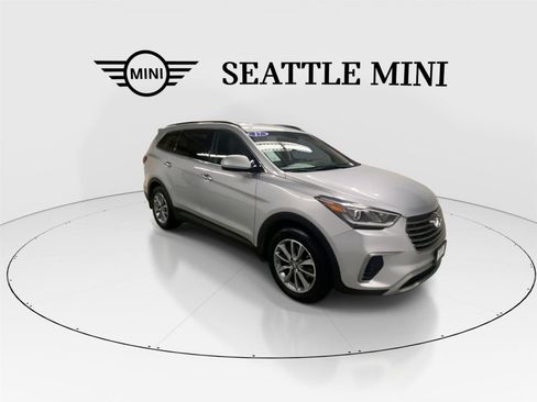 Used 2017 Hyundai Santa Fe SE image 2