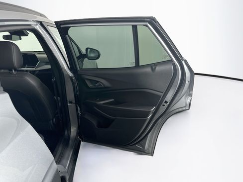 Used 2025 Chevrolet Trax LT FWD image 27