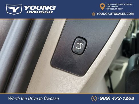Used 2016 Chrysler Town & Country Touring-L FWD image 33