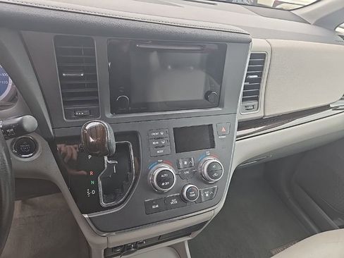 Used 2016 Toyota Sienna XLE FWD image 12