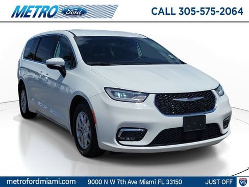 Used 2023 Chrysler Pacifica Touring-L FWD image 1