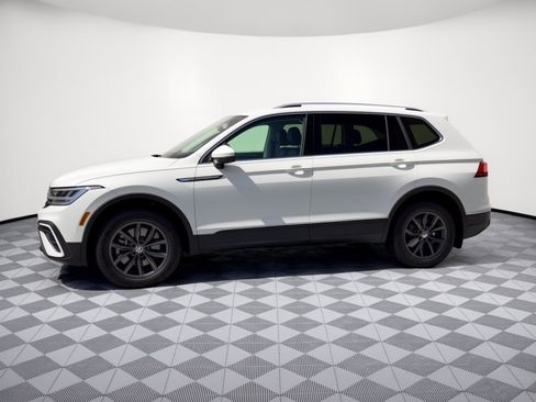 Used 2023 Volkswagen Tiguan SE FWD image 2