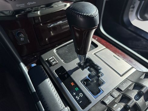 Used 2015 Lexus LX 570 4WD w/ Luxury Package image 18