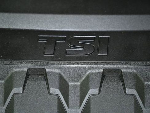 Used 2024 Volkswagen Tiguan SE image 17