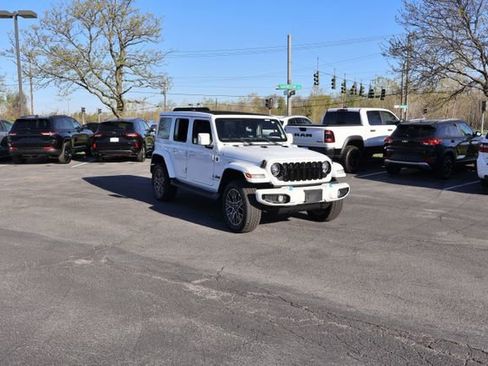 Used 2024 Jeep Wrangler High Altitude AWD/4WD image 10