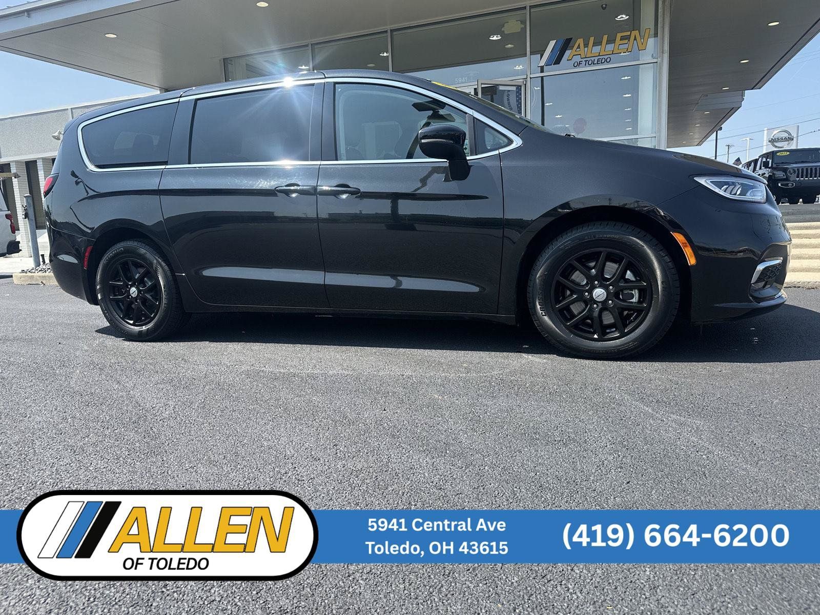 Used 2023 Chrysler Pacifica Touring-L FWD image 1