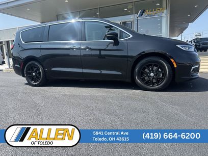 Used 2023 Chrysler Pacifica Touring-L