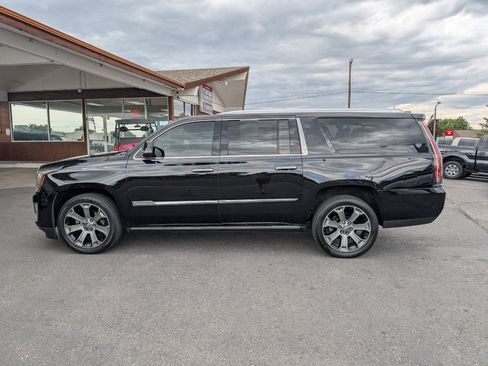 Used 2017 Cadillac Escalade ESV Platinum AWD/4WD image 4