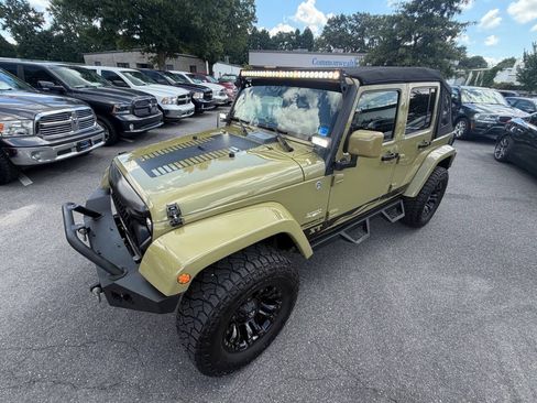 Used 2013 Jeep Wrangler Unlimited Sahara w/ Dual Top Group AWD/4WD image 4