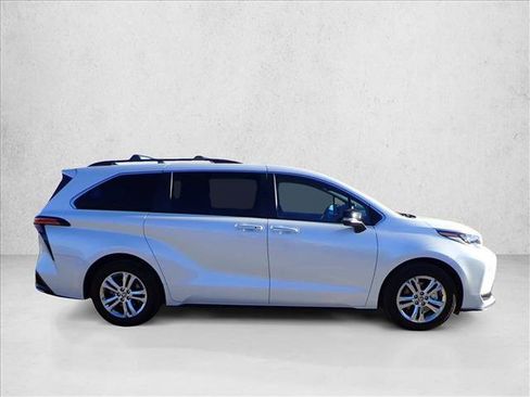 Used 2023 Toyota Sienna XSE image 5