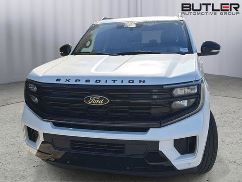 Used 2025 Ford Expedition Platinum w/ Stealth Appearance Package image 4