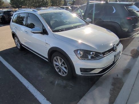 Used 2017 Volkswagen Golf Alltrack S image 3