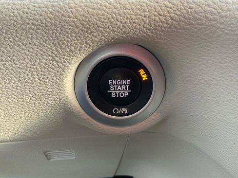 Used 2024 Chrysler Pacifica Select image 36